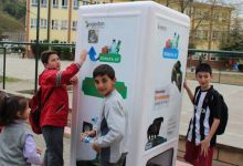 新型环保自动贩卖机，可为流浪猫狗提供食物