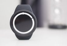 暗夜发出霓虹蓝光的ZIIIRO Eclipse手表，简约又时尚